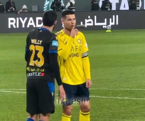 dnf直播-C罗和布赖代球员禁区内互动，C罗用手势示意对手“少说多做”